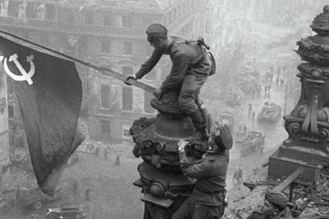 Người lính Hồng quân cắm cờ trên nóc tòa nhà Quốc hội Đức, đánh dấu sự sụp đổ của phátxít. (Nguồn: Sputnik)