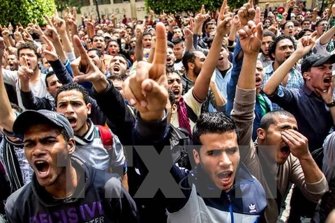 Sinh viên tuần hành ủng hộ Tổng thống bị phế truất Mohamed Morsi bên ngoài khuôn viên trường đại học Cairo. Ảnh minh họa. (Nguồn: THX/TTXVN)