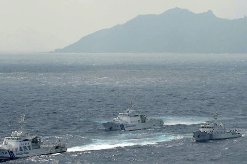 Tàu Trung Quốc và tàu Nhật Bản gần quần đảo tranh chấp Điếu Ngư/Senkaku. (Nguồn: Theaustralian)