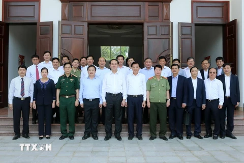 Chủ tịch nước Trần Đại Quang với cán bộ chủ chốt tỉnh Điện Biên. (Ảnh: Nhan Sáng/TTXVN)