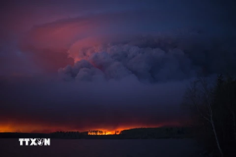 Lửa khói cháy rừng ngùn ngụt gần thành phố Fort McMurray, tỉnh bang Alberta ngày 4/5. (Nguồn: EPA/TTXVN)