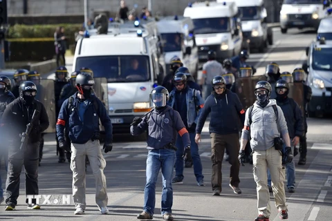 Cảnh sát đối phó với người biểu tình bạo động phản đối dự luật lao động sửa đổi tại Nantes, miền tây Pháp ngày 3/5. (Nguồn: AFP/TTXVN)