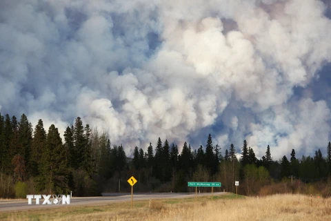 Khói bốc lên từ đám cháy rừng ở Fort McMurray, Alberta ngày 5/5. (Nguồn: AFP/TTXVN)