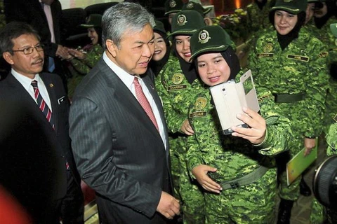 Phó Thủ tướng Malaysia Ahmad Zahid Hamidi chụp ảnh Selfie với một số thành viên RELA trong buổi lễ nâng cấp của RELA tại Putrajaya. (Nguồn: thestar.com.my)