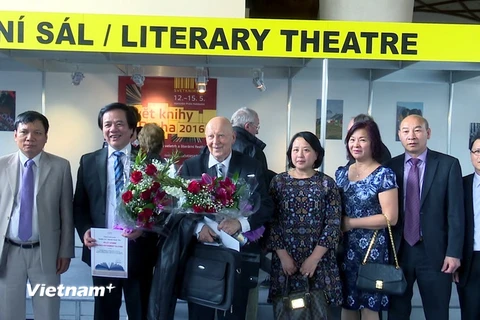 Đại diện Đại sứ quán Việt Nam và cộng đồng người Việt ở Séc chúc mừng hai đồng tác giả Từ điển Séc-Việt. (Ảnh: Trần Quang Vinh/Vietnam+)