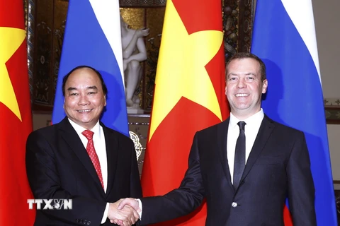 Thủ tướng Nga D. Medvedev đón Thủ tướng Nguyễn Xuân Phúc. (Ảnh: Thống Nhất/TTXVN)