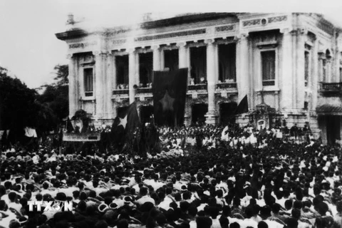 Cuộc míttinh phát động khởi nghĩa giành chính quyền do Mặt trận Việt Minh tổ chức tại Nhà hát Lớn Hà Nội ngày 19/8/1945. (Ảnh tư liệu. Nguồn: TTXVN)