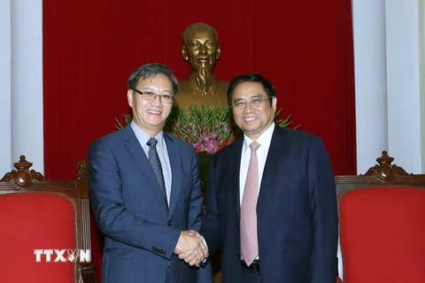 Trưởng Ban Tổ chức Trung ương Đảng Phạm Minh Chính tiếp Đại sứ Lào. (Ảnh: Nguyễn Dân/TTXVN)