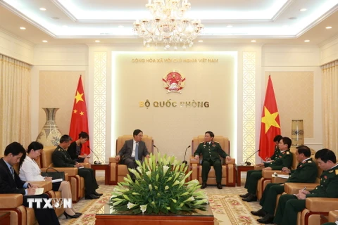 Đại tướng Ngô Xuân Lịch, Bộ trưởng Bộ Quốc phòng tiếp Đại sứ Trung Quốc tại Việt Nam Hồng Tiểu Dũng. (Ảnh: Hồng Pha/TTXVN phát) 