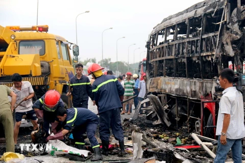 Hiện trường vụ tai nạn giao thông khiến 12 người chết tại Bình Thuận. (Ảnh: Nguyễn Thanh/TTXVN)