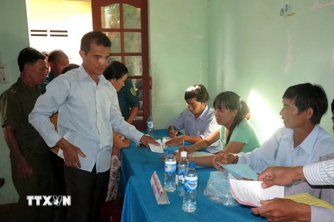 Cử tri là ngư dân làm thủ tục bỏ phiếu bầu cử tại khu vực bầu cử xã Bình Châu, Quảng Ngãi. (Ảnh: Sỹ Thắng/TTXVN)