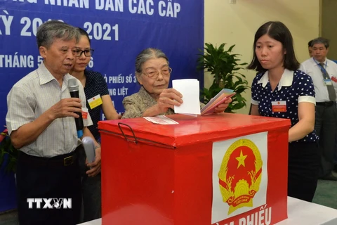 Cử tri bỏ phiếu bầu cử tại tại điểm bỏ phiếu số 3, phường Trung Liệt, quận Đống Đa, thành phố Hà Nội. (Ảnh: An Đăng/TTXVN)