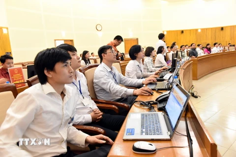 Ứng dụng công nghệ thông tin cập nhật kết quả bầu cử liên tục tại Ủy ban bầu cử quận Long Biên. (Ảnh: Nguyễn Văn Cảnh/TTXVN)