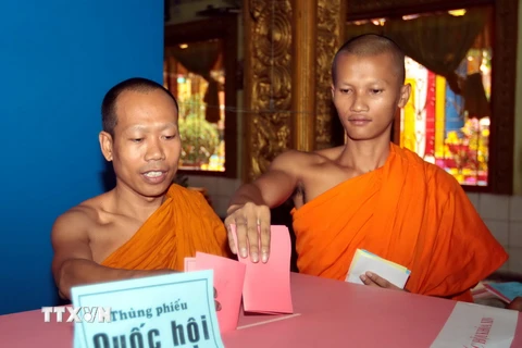Đồng bào dân tộc Khmer tại Thành phố Hồ Chí Minh bỏ phiếu bầu cử tại khu vực bỏ phiếu số 50, phường 7, quận 3. (Ảnh: Thanh Vũ/TTXVN)