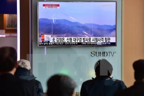 Người dân thủ đô Seoul của Hàn Quốc theo dõi bản tin trên truyền hình về một vụ phóng tên lửa của Triều Tiên ngày 4/3. (Nguồn: AFP/TTXVN)
