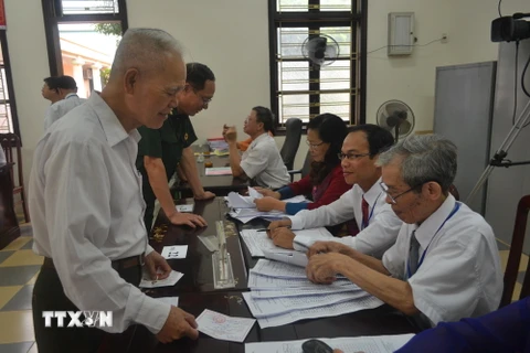 Cử tri làm thủ tục bầu cử tại khu vực bầu cử số 5, phường Trần Hưng Đạo, thành phố Thái Bình. (Ảnh: Thu Hoài/TTXVN)