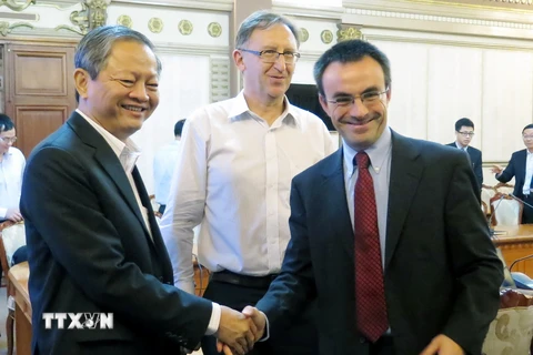 Phó Chủ tịch UBND Thành phố Hồ Chí Minh Lê Văn Khoa (trái) tiếp ông Michel Kerf. (Ảnh: Hoàng Hải/TTXVN)