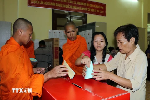 Sư sãi Khmer đi bầu cử tại điểm bầu cử số 6, phường 6, thành phố Sóc Trăng. (Ảnh: Trung Hiếu/TTXVN)