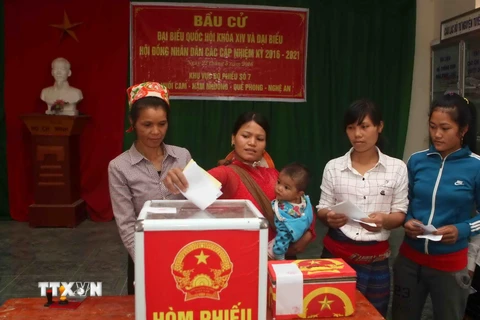 Cử tri người dân tộc Khơ Mú bỏ phiếu tại khu vực bỏ phiếu số 7, bản Huổi Cam, xã Nậm Nhoóng, huyện Quế Phong, Nghệ An. (Ảnh: Thanh Tùng/TTXVN) 