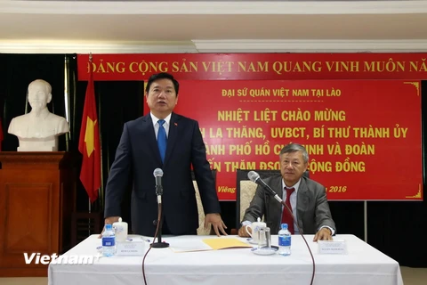 Ông Đinh La Thăng thăm và nói chuyện với cán bộ, nhân viên Đại sứ quán Việt Nam tại Lào. (Ảnh: Phạm Kiên/Vietnam+)