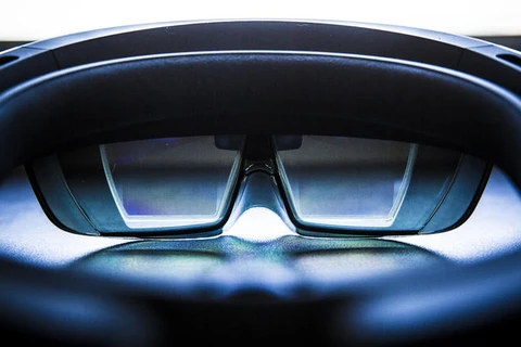 Kính 3 chiều HoloLens.(Nguồn: Cnet.com)
