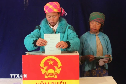 Cử tri bỏ phiếu bầu cử tại khu vực bỏ phiếu số 3, xã Lũng Cú, huyện Đồng Văn, Hà Giang. (Ảnh: Nguyễn Phương/TTXVN phát)