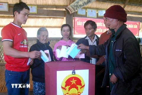 Cử tri ở xã Đăk Nhoong, huyện Đăk Glei, tỉnh Kon Tum đi bỏ phiếu. (Nguồn: TTXVN)