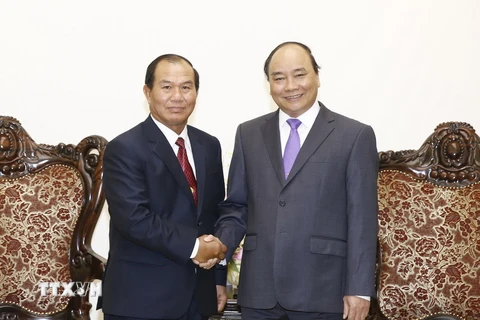 Thủ tướng Nguyễn Xuân Phúc tiếp Bộ trưởng Bộ Tư pháp Lào Saysi Santivong đang ở thăm và làm việc tại Việt Nam. (Ảnh: Thống Nhất/TTXVN)