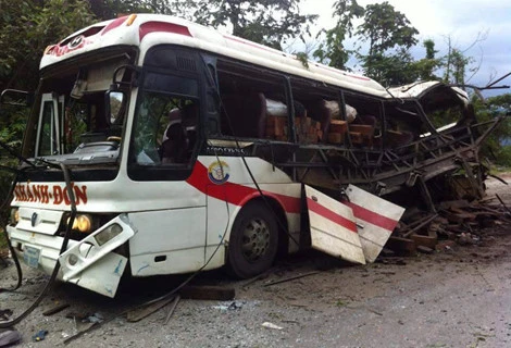 Tập trung cứu chữa 3 người bị thương trong vụ nổ xe khách ở Lào