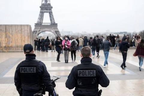 Cảnh sát Pháp gần tháp Eiffel. (Nguồn: BBC)