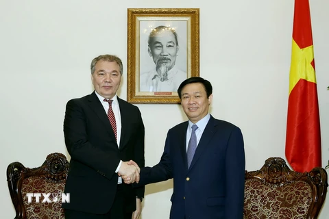 Ủy viên Bộ Chính trị, Phó Thủ tướng Chính phủ Vương Đình Huệ tiếp ông Leonid Kalashnicov. (Ảnh: Nguyễn Dân/TTXVN) 