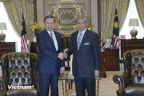 Bộ trưởng Tô Lâm và Phó Thủ tướng kiêm Bộ trưởng Nội vụ Malaysia Ahmad Zahid Hamidi. (Ảnh: Hoàng Nhương/Vietnam+)