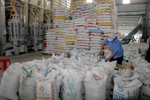 Chế biến gạo xuất khẩu tại Xí nghiệp Chế biến lương thực cao cấp Tân Túc, huyện Bình Chánh, Thành phố Hồ Chí Minh. (Ảnh: Đình Huệ/TTXVN) 