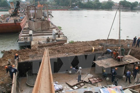 Các đơn vị thi công đang đẩy nhanh tiến độ xây dựng cầu Ghềnh. (Ảnh: Sỹ Tuyên/TTXVN)