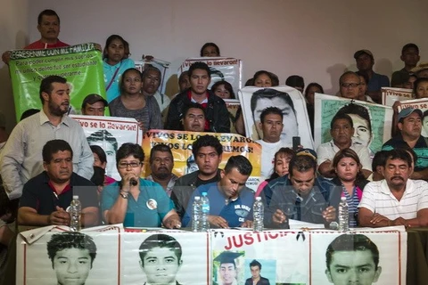 Người thân của 43 sinh viên mất tích tại một cuộc họp báo của các chuyên gia IACHR về tiến trình điều tra vụ án ở thủ đô Mexico City ngày 6/9. (Nguồn: AFP/TTXVN)