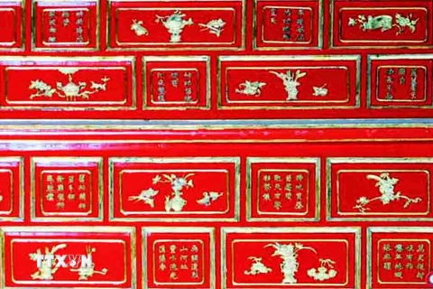 Phong cách trang trí 'nhất thi nhất họa' trên kiến trúc cung đình Huế. (Ảnh: Quốc Việt/TTXVN)