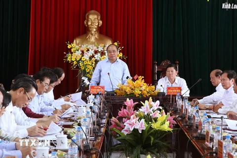 Thủ tướng Nguyễn Xuân Phúc làm việc với cán bộ chủ chốt tỉnh Vĩnh Long. (Ảnh: Thống Nhất/TTXVN)