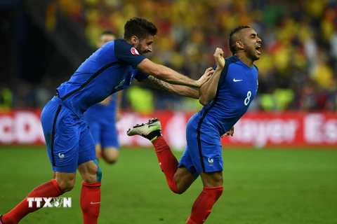 Pha ăn mừng bàn thắng của Dimitri Payet (phải) cùng đồng đội Olivier Giroud trong trận đấu gặp Romania trên sân Stade de France, ngày 10/6. (Nguồn: AFP/TTXVN)