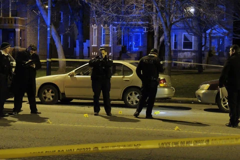 Cảnh sát Chicago tại hiện trường một vụ xả súng. (Nguồn: Chicago Tribune)