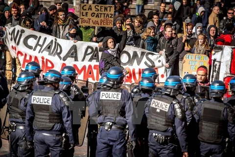 Cảnh sát chống bạo động ngăn người biểu tình tại Pháp. (Nguồn: AFP/TTXVN)