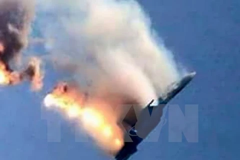 Máy bay chiến đấu của Nga bốc cháy sau khi bị bắn hạ gần khu vực biên giới Thổ Nhĩ Kỳ-Syria. (Nguồn: AFP/TTXVN)