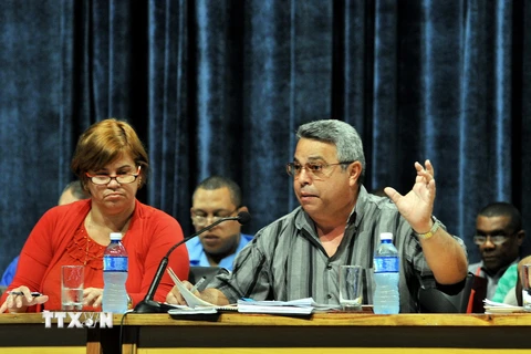 Ủy viên Bộ Chính trị, Tổng thư ký Liên đoàn Lao động Cuba Ulises Guilarte de Nacimiento điều hành phiên họp. (Ảnh: Lê Hà/TTXVN) 