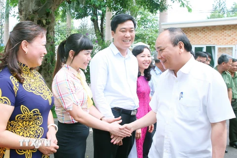 Thủ tướng Nguyễn Xuân Phúc với cán bộ Ban Chỉ đạo Tây Nguyên. (Ảnh: Thống Nhất/TTXVN)