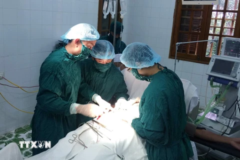 Các y, bác sỹ Bệnh viện đa khoa huyện đảo Bạch Long Vỹ tiến hành phẫu thuật cho một bệnh nhân viêm ruột thừa. (Ảnh: Nguyễn Đức Quân/TTXVN phát)