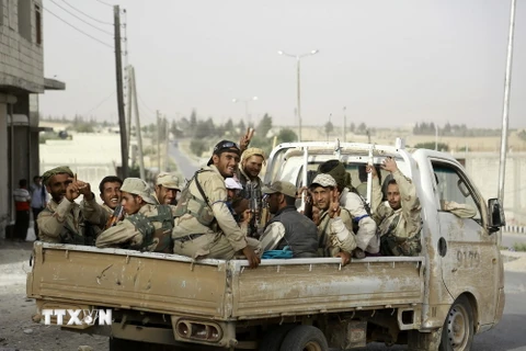Lực lượng ủng hộ Chính phủ Syria trong chiến dịch truy quét phiến quân IS ở ngoại ô thị trấn Manbij, Aleppo ngày 15/6. (Nguồn: AFP/TTXVN)