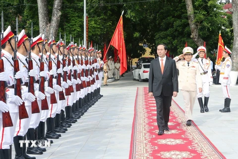 Chủ tịch nước Trần Đại Quang duyệt đội Danh dự Công an Nhân dân. (Ảnh: Nhan Sáng/TTXVN)