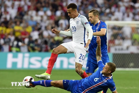 Các cầu thủ Iceland truy cản trung vệ Delle Alli (giữa) của đội tuyển Anh. (Nguồn: AFP/TTXVN)