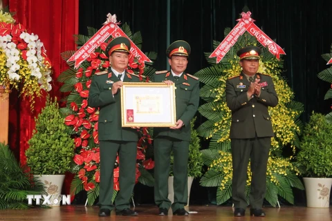 Thiếu tướng Pasith Thiengthame, Phó Tổng tham mưu trưởng Quân đội nhân dân Lào trao tặng Huân chương Anh dũng hạng Nhất của Bộ Quốc phòng Lào cho Học viện Lục quân. (Ảnh: Phạm Kha/TTXVN) 