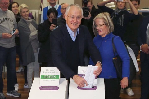 Thủ tướng Malcolm Turnbull và vợ đi bỏ phiếu. (Nguồn: CNN)