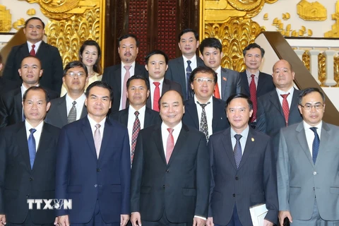 Thủ tướng Nguyễn Xuân Phúc tiếp ông Phet Phomphiphak, Bộ trưởng Văn phòng Thủ tướng Lào. (Ảnh: Thống Nhất/TTXVN)